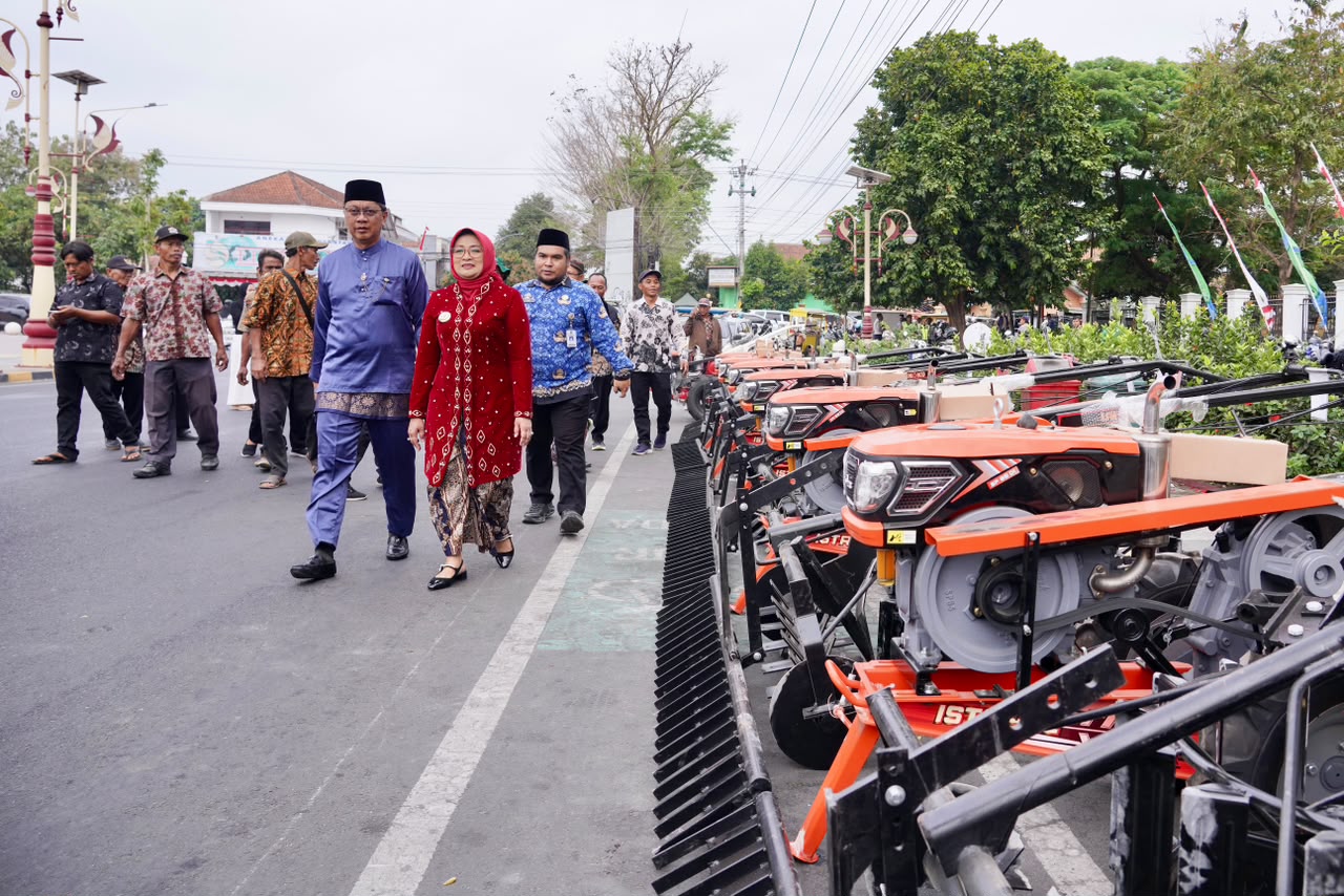 Bupati Kebumen Bagikan 115 Alsintan ke 103 Kelompok Tani Saat HUT ke-81 RI, Dorong Petani Bentuk UPJA