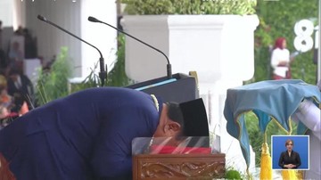 Presiden Prabowo Cium Bendera Merah Putih Sebelum Dikibarkan Paskibraka di HUT Ke-81 RI