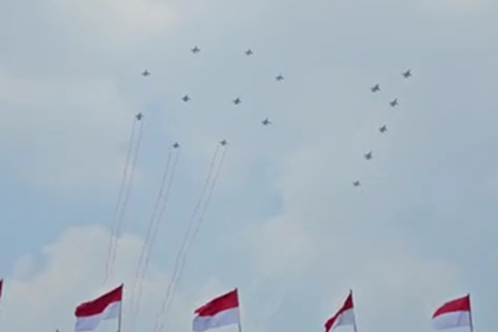 TNI AU Terbangkan Formasi Angka 81 di Atas Istana Merdeka, Ribuan Warga Padati Monas