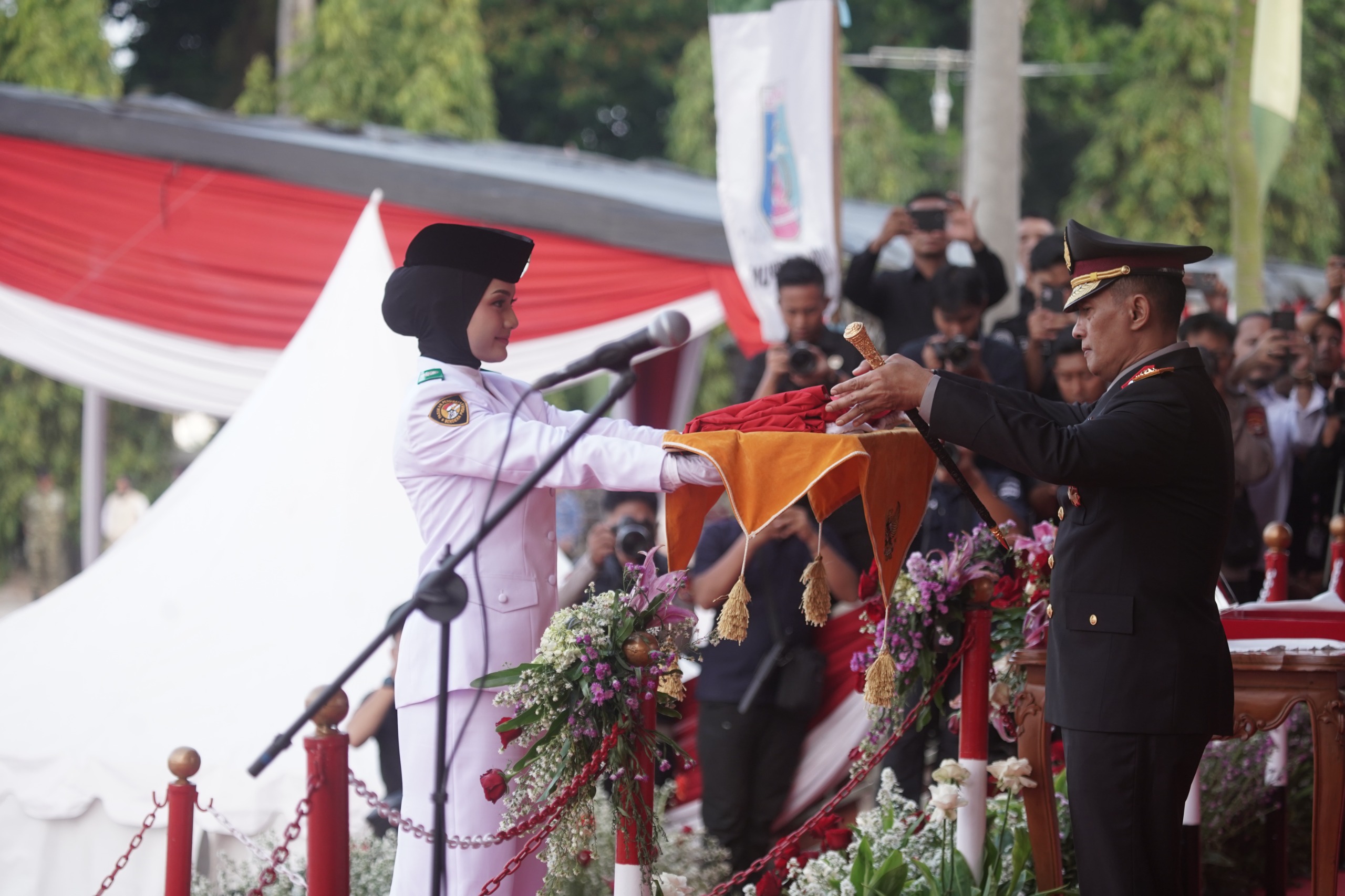 Wagub Lampung Jihan Nurlela Hadiri Upacara Penurunan Bendera HUT ke-81 RI, Kapolda Lampung Jadi Inspektur Upacara