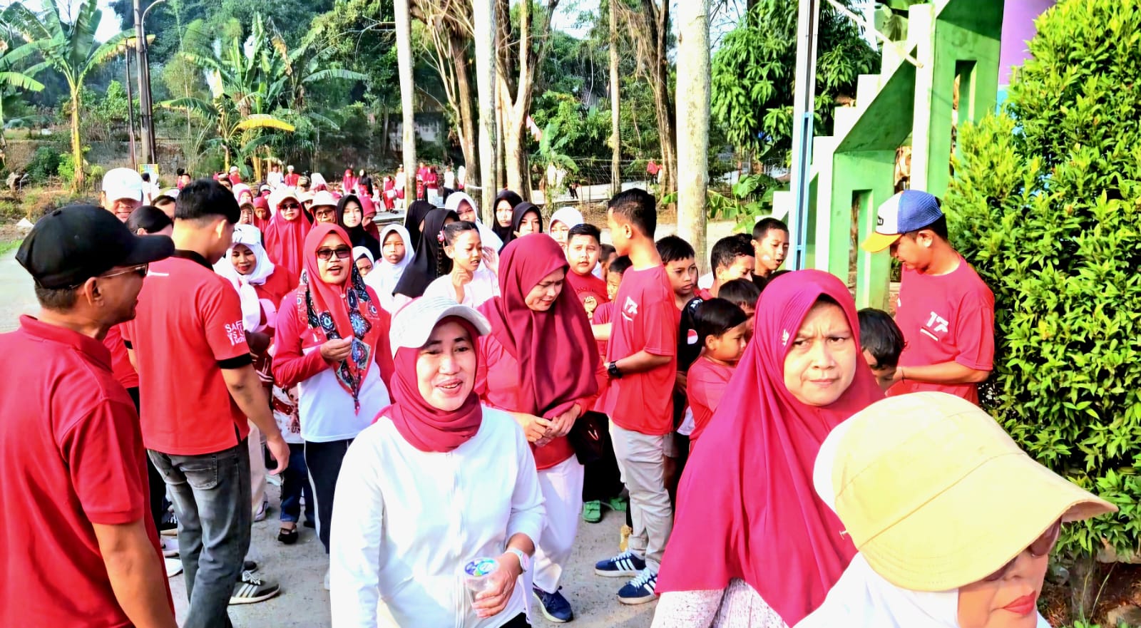 Jalan Sehat HUT RI ke-81 di Kampung Cikupa Induk Tangerang Digelar, Warga Berebut Doorprize Sepeda Listrik