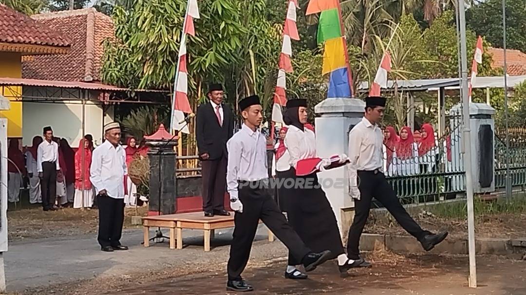 Upacara Bendera di Kampung Daleman Banyuurip Jadi Tradisi Ketiga, Karnaval dan Gunungan Puncak Perayaan HUT ke-81 RI