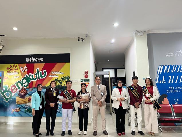 Bandara Fatmawati Soekarno Bengkulu dan Balai Bahasa Bagikan Ratusan Buku Gratis untuk Penumpang di HUT ke-81 RI