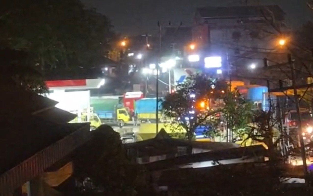 Warga Jalan Adi Sucipto Pontianak Keluhkan Klakson Truk Subuh Hari, Antrean Solar di SPBU Paris I Kian Mengular