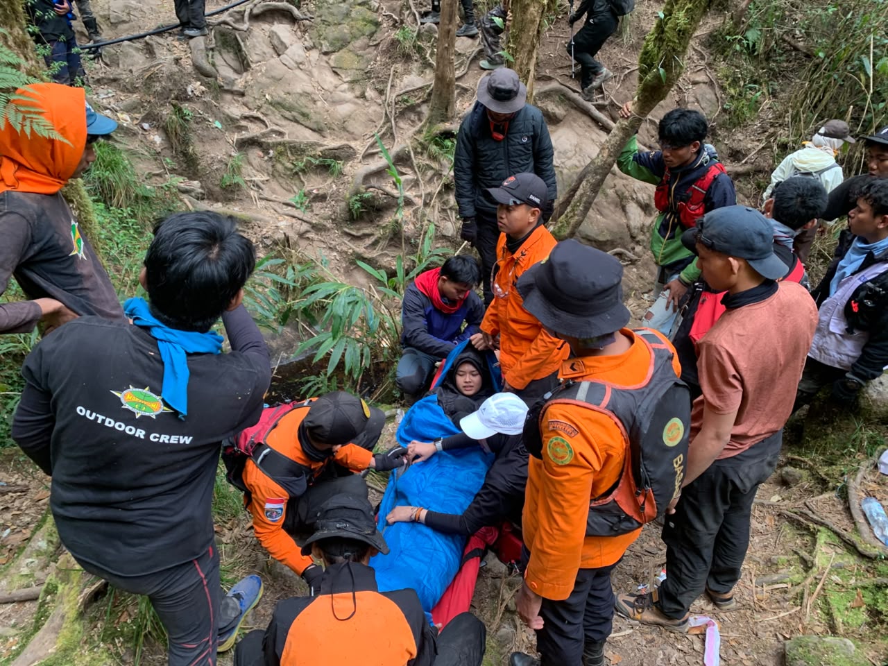 31 Pendaki Alami Gangguan Kesehatan di Bawakaraeng, Tim SAR Evakuasi Korban Cedera Lutut di Pos 7