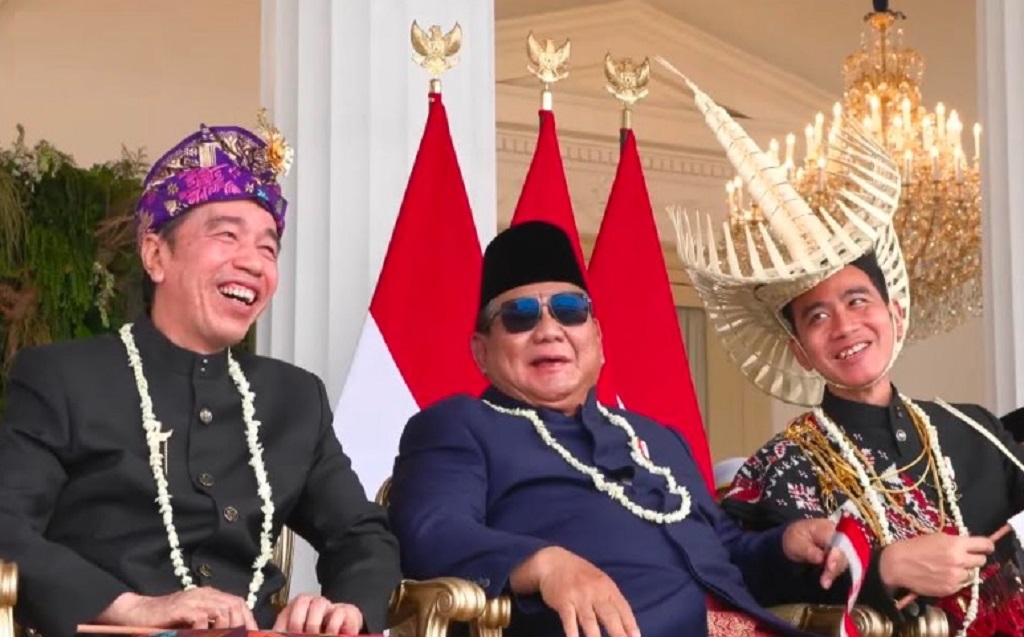 Momen Prabowo Diapit Jokowi dan Gibran di HUT RI, Mensesneg: Hubungan Sudah Lama Akrab