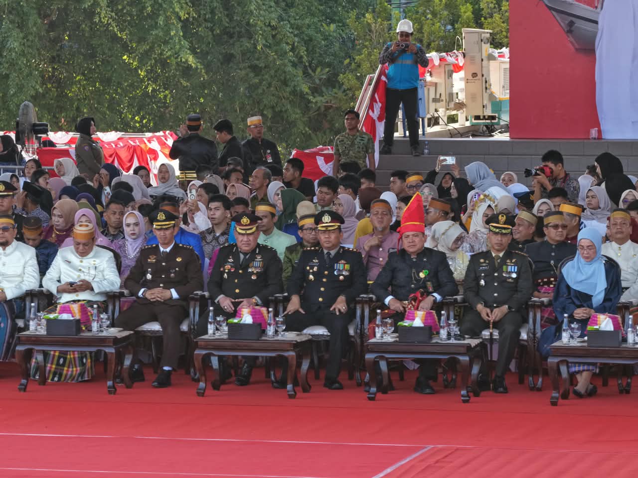 Pakaian Adat Bugis hingga Formasi Stupa Borobudur Warnai Upacara Penurunan Bendera HUT RI ke-81 di Makassar