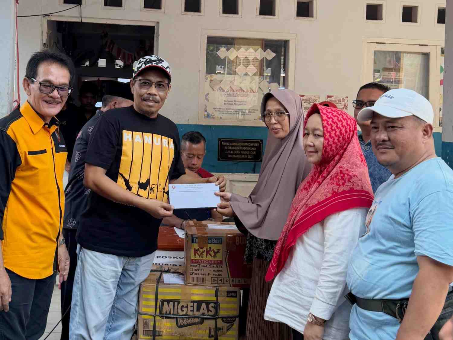 HUT ke-81 RI, Anggota DPRD Bengkulu Usin Sembiring Bagikan Bantuan ke 25 KK Korban Kebakaran di Pegantungan
