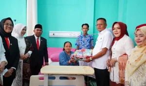 HUT ke-81 RI, Wali Kota Prabumulih Arlan Jenguk Bayi Lahir di Hari Kemerdekaan, Beri Bingkisan di RSUD