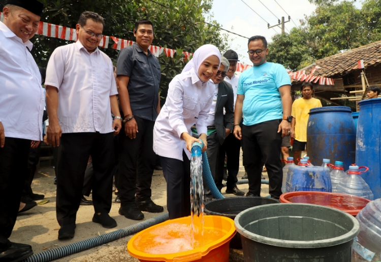 Bupati Serang Turun ke Kampung Periuk Salurkan Air Bersih dan 30 Kg Beras, 7 Kecamatan Siaga Darurat Kekeringan