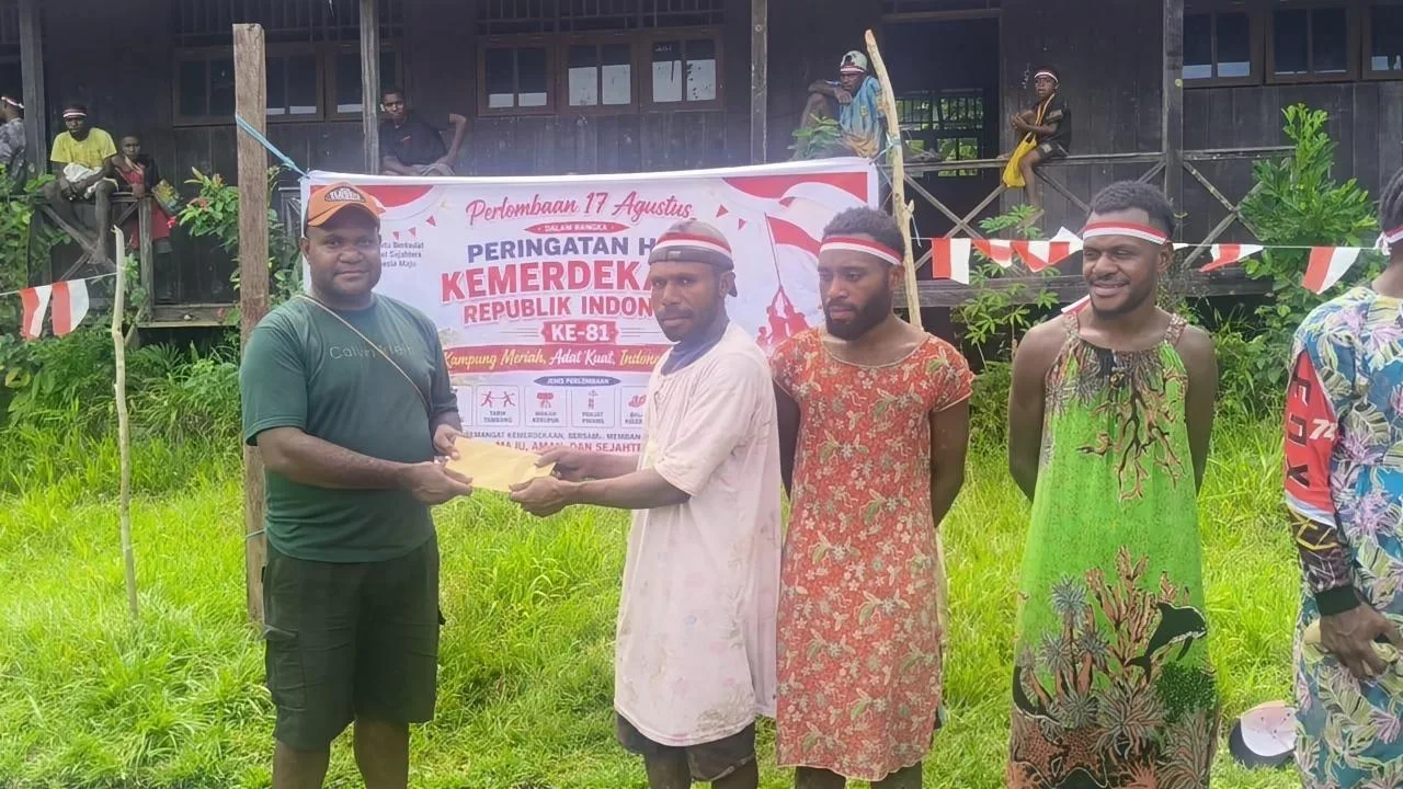 Kepala Suku Armati Yafet Weiraso Gelar Lomba 17 Agustus di Kampung Aurimi Sarmi, Warga Pakai Daster saat Main Bola