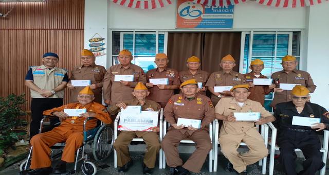 YBM PLN UPT TKR dan LKS Apik Mandiri Salurkan Tali Asih ke 15 Veteran di Bandar Lampung