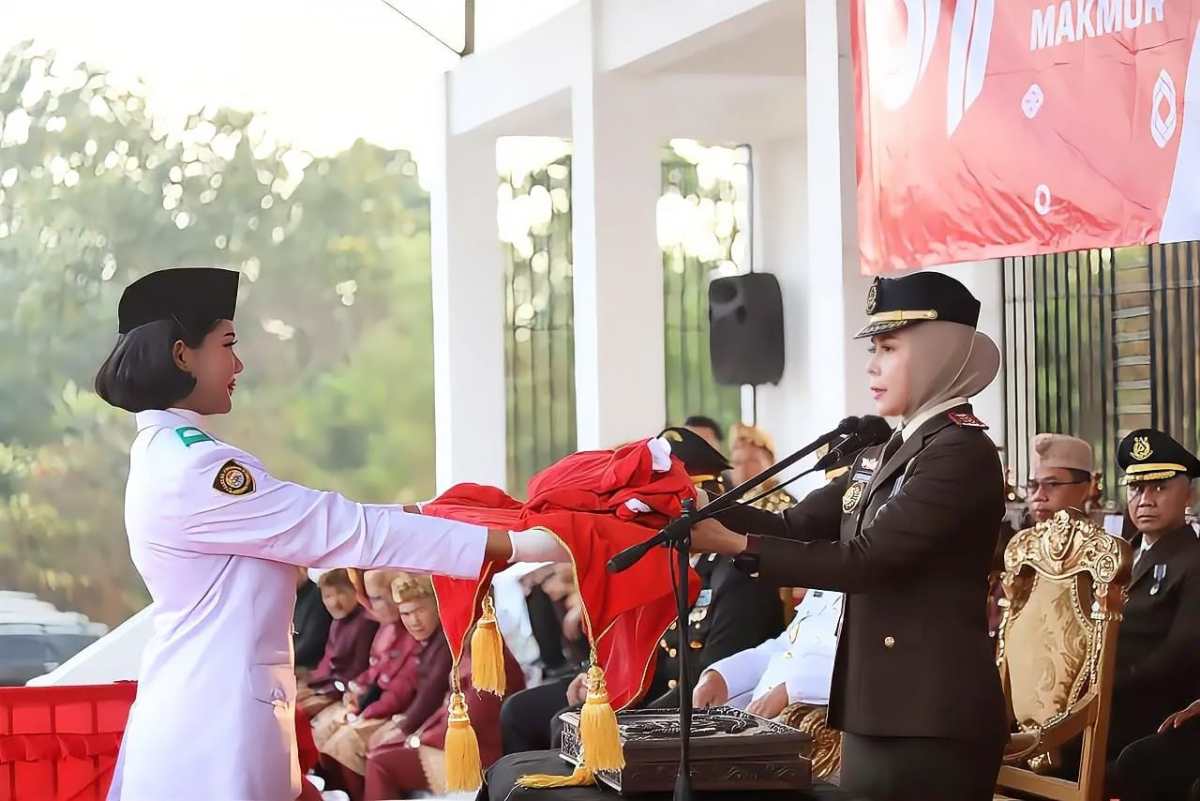 Kejari Lampung Tengah Rita Susanti Pimpin Upacara Penurunan Bendera HUT ke-81 RI di Gunung Sugih