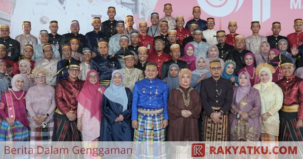 Wali Kota Makassar Munafri Arifuddin Pimpin Upacara Penurunan Bendera HUT ke-81 RI Kenakan Jas Tutu dan Sarung Sutra Bugis
