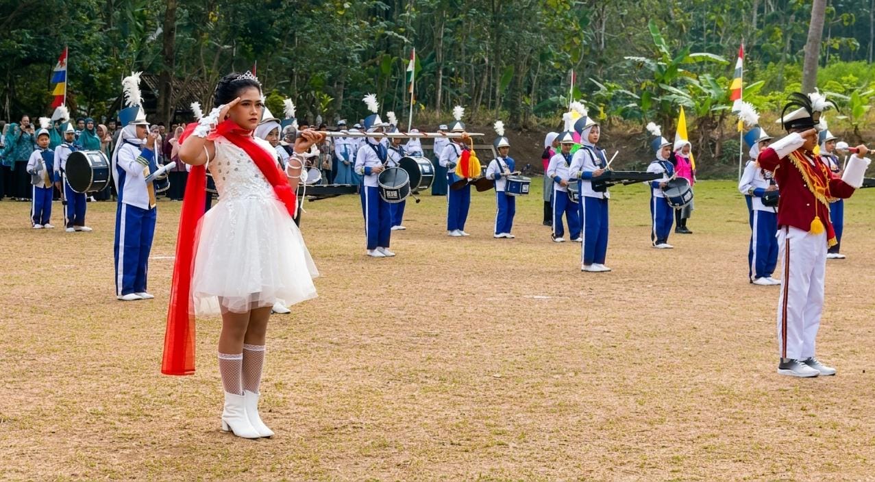 HUT ke-81 RI di Sidorejo: Drumband Baru SDN Sidorejo Tampil Perdana, Lurah Sampai Terharu