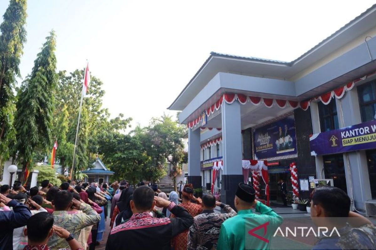 Kemenkum Riau Gelar Upacara HUT ke-81 RI di Pekanbaru, 8 Pegawai Terima Satyalancana Karya Satya