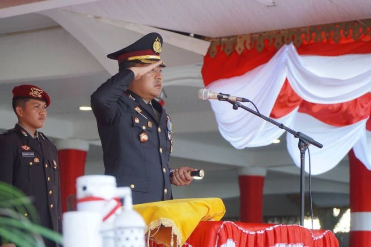 Ribuan Warga Padati Alun-Alun Stabat Saksikan Penurunan Bendera HUT ke-81 RI, Kapolres Langkat Jadi Pembina Aubade
