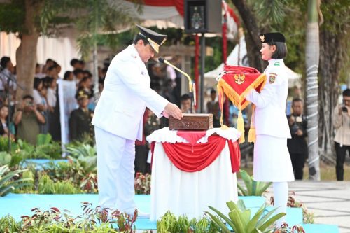 Wagub Kalteng Edy Pratowo Pimpin Upacara Penurunan Bendera HUT ke-81 RI, Gubernur Agustiar Sabran Turut Hadir