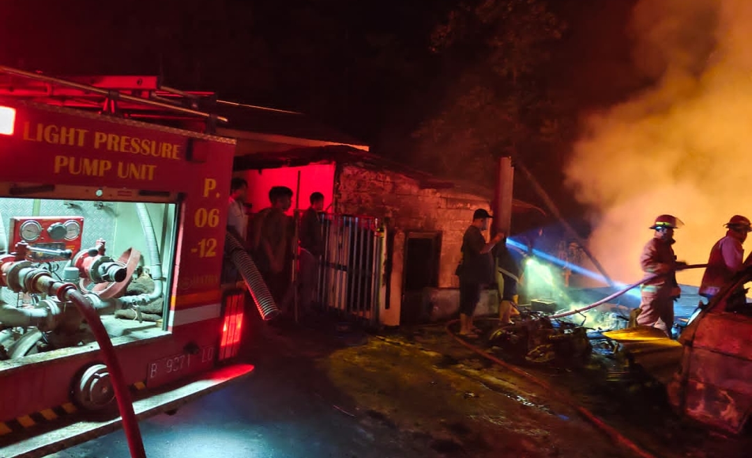 Kebakaran Tempat Penyulingan Cengkeh di Brebes: 5 Kendaraan Ludes, Kerugian Capai Ratusan Juta
