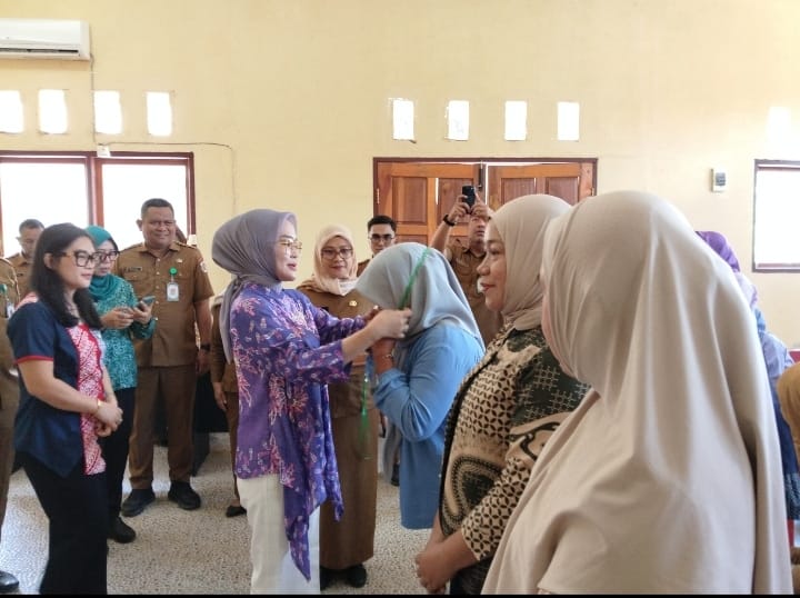 Dekranasda Kotamobagu Ubah Eceng Gondok Jadi Kerajinan Bernilai Jual, Pelatihan Anyaman Diikuti Puluhan IKM