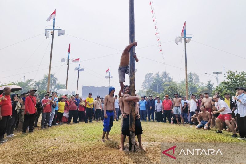 HUT ke-81 RI di Kalteng, Panjat Pinang dan Tarik Tambang Warnai Halaman Istana Isen Mulang Palangka Raya