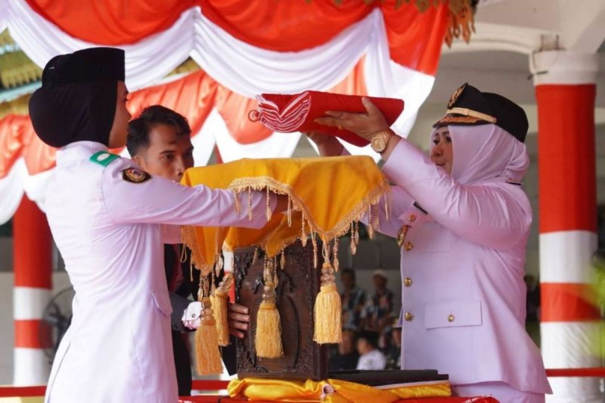 Plt. Bupati Langkat Tiorita Pimpin Upacara HUT ke-81 RI, Enam ASN Terima Satyalancana Karya Satya dari Presiden