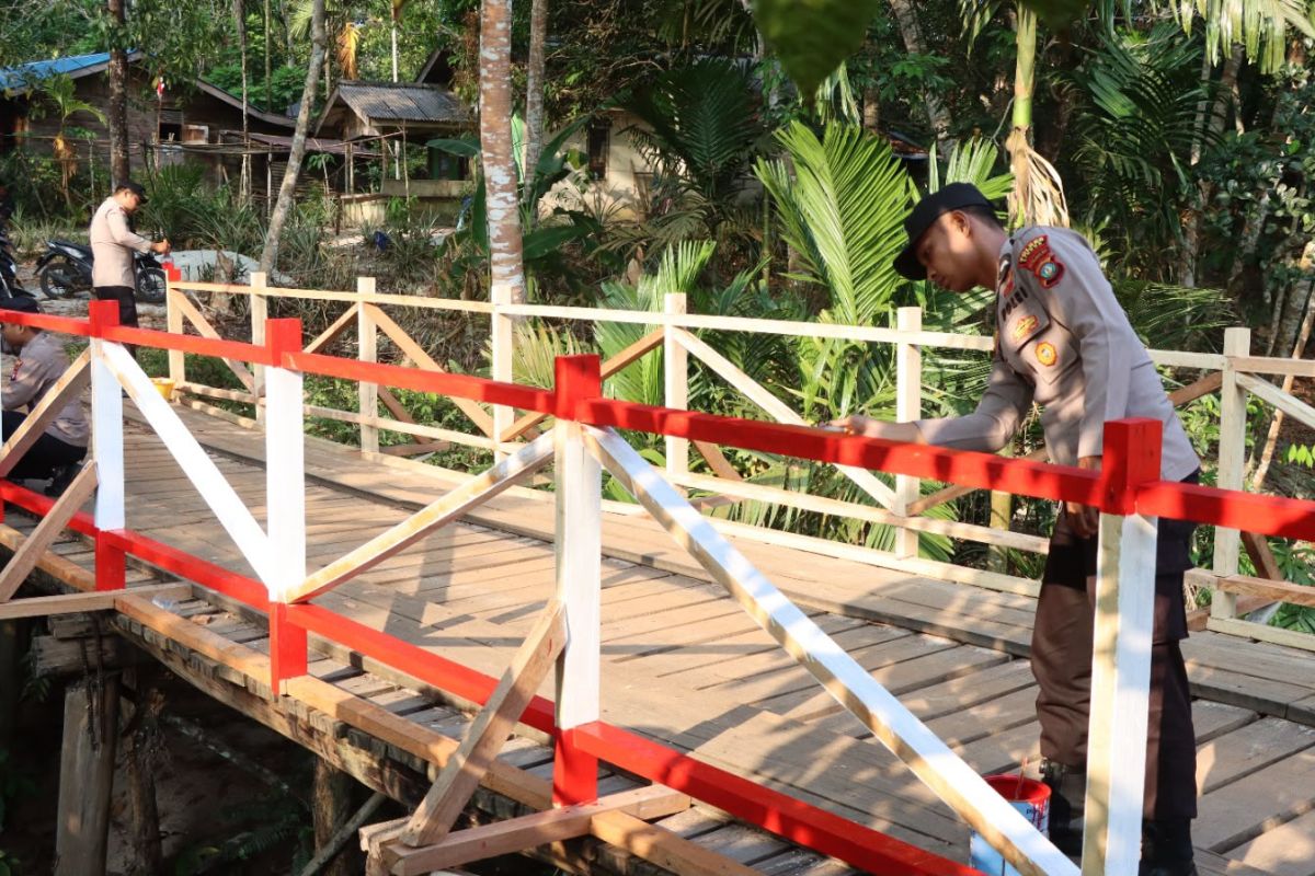 Polres Lingga Pasang Pagar Pengaman Jembatan Merah Putih Sungai Raya, Akses Satu-satunya Menuju SDN 013 Singkep