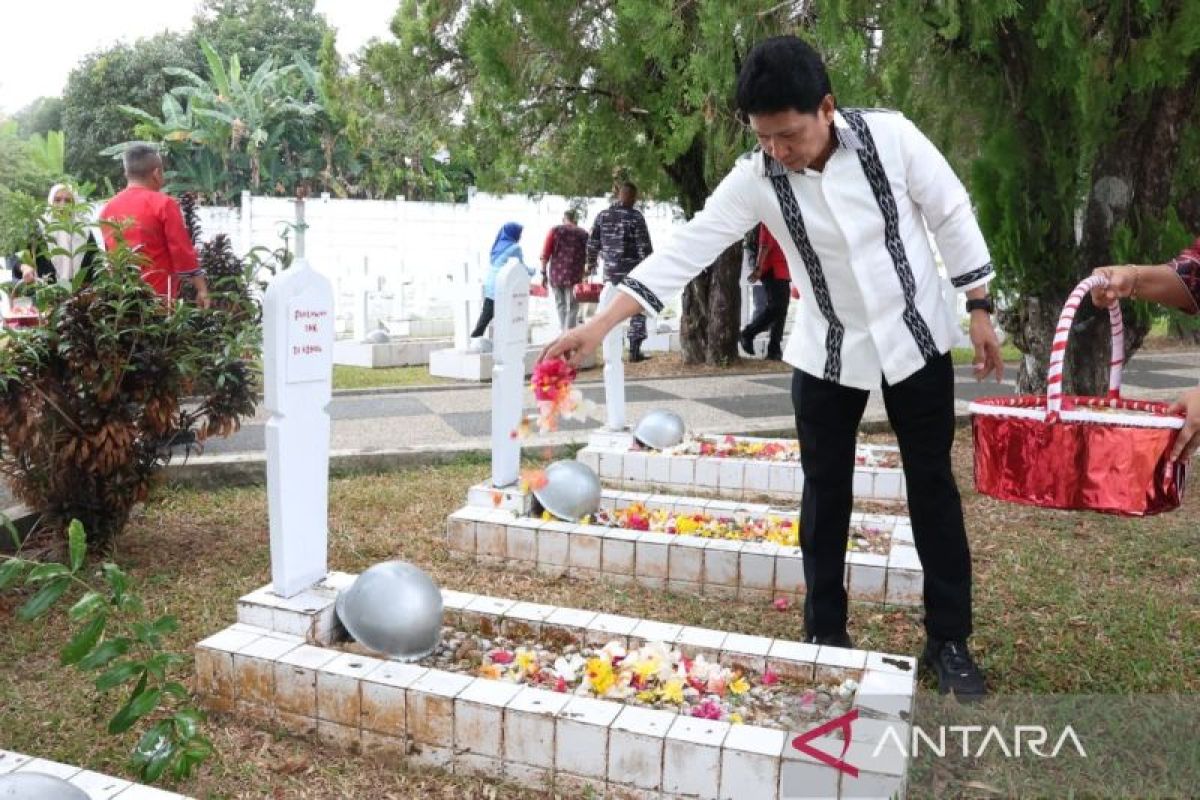 Sekda Maluku Pimpin Tabur Bunga di TMP Kapahaha, ASN Diminta Wujudkan Nilai Kepahlawanan Lewat Pelayanan Publik