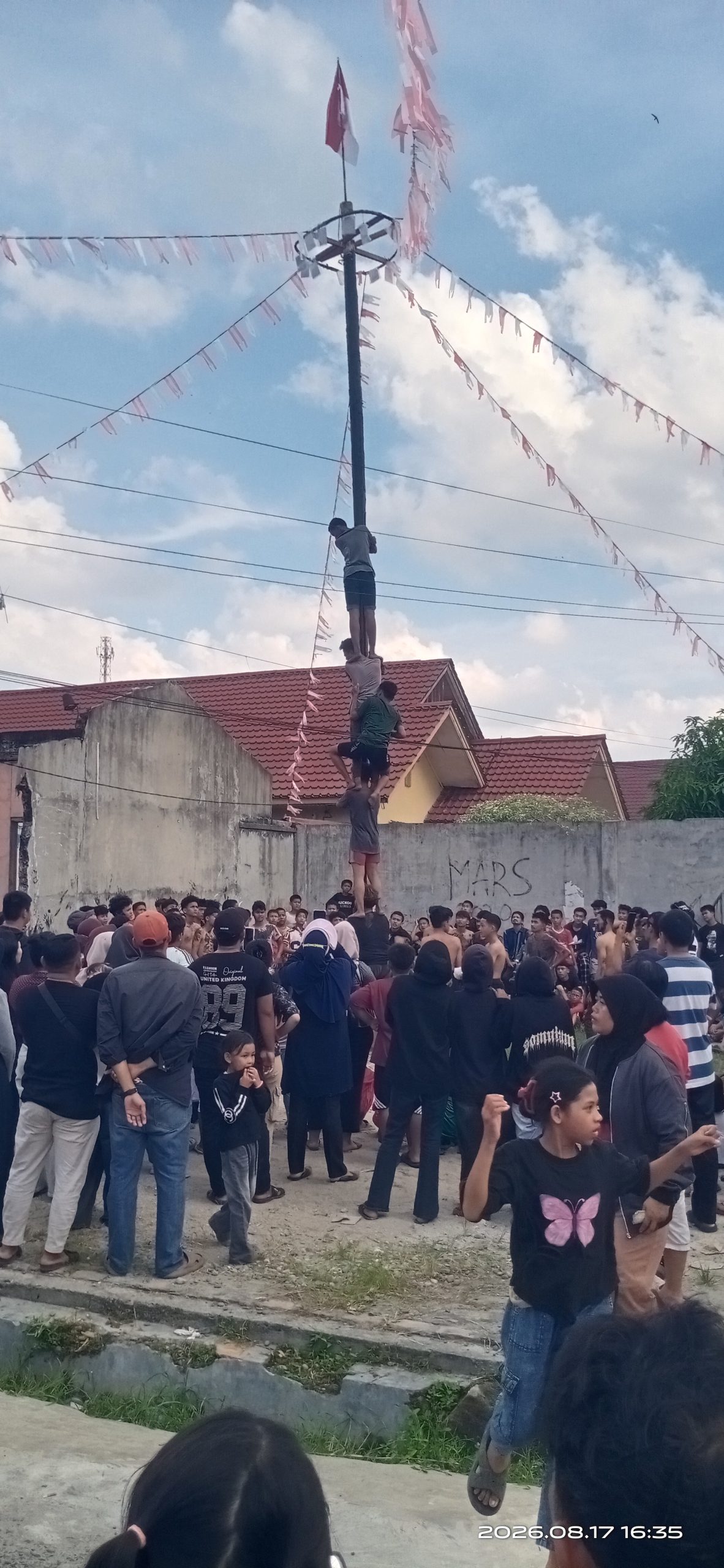 Panjat Pinang Warnai HUT ke-81 Kemerdekaan RI di Kelurahan Mutiara, Ratusan Warga Asahan Padati Lapangan