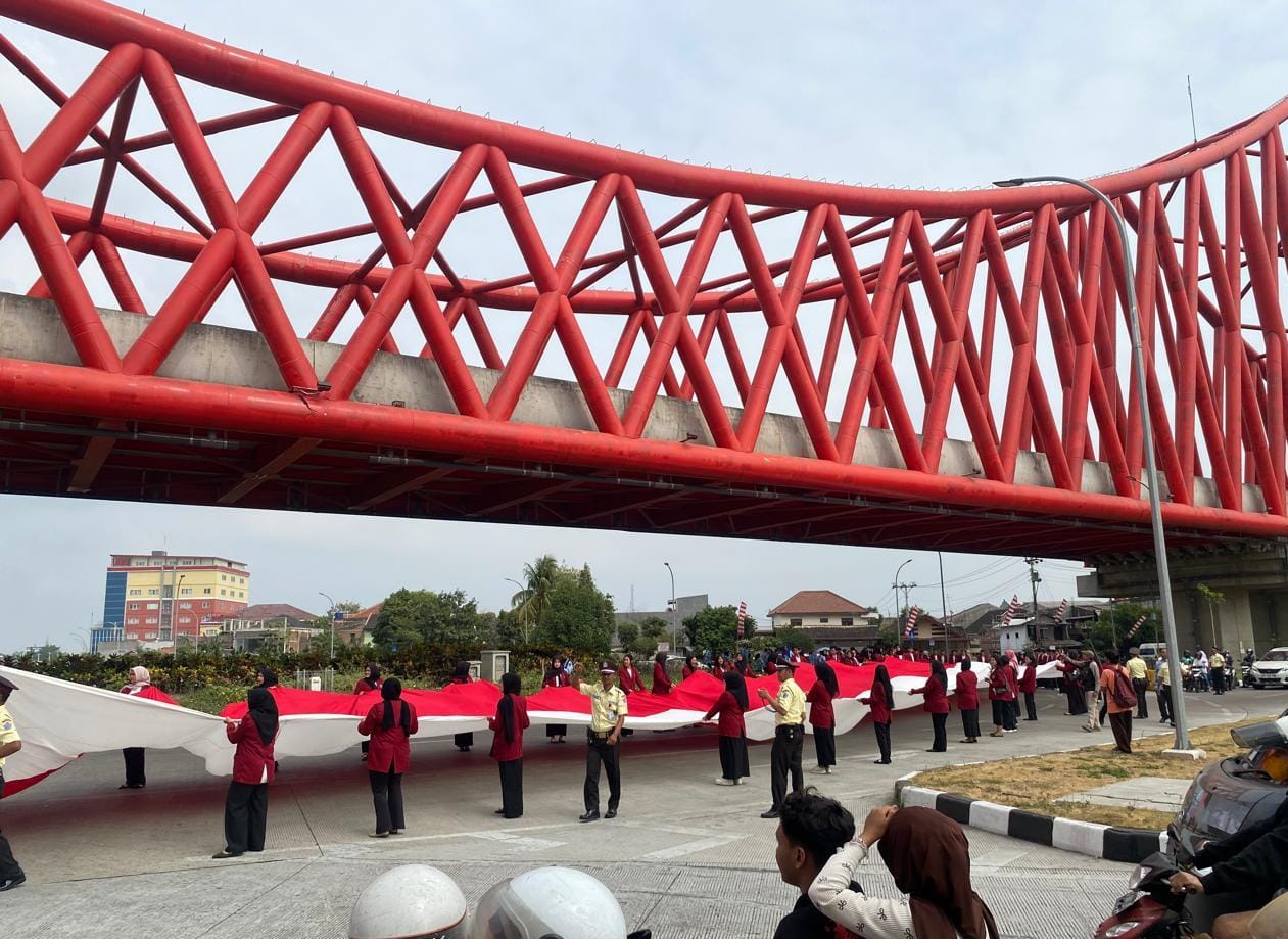 HUT ke-81 RI, Unisri Surakarta Beri Penghargaan 30 Tahun Pengabdian Dosen dan Karyawan, Bendera 100 Meter Dibentangkan