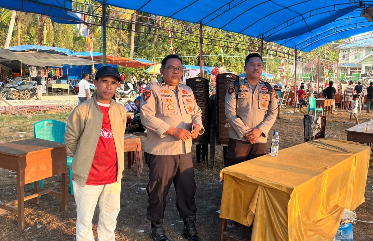 Polsek Pangale Turun ke Lapangan Amankan Turnamen Sepak Bola Mini HUT ke-81 RI di Mamuju Tengah