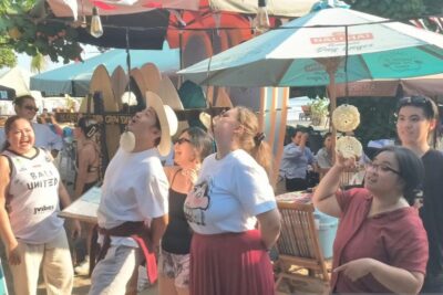 100 Ekspatriat di Pantai Legian Ikuti Lomba Makan Kerupuk dan Tarik Tambang Rayakan HUT Ke-81 RI