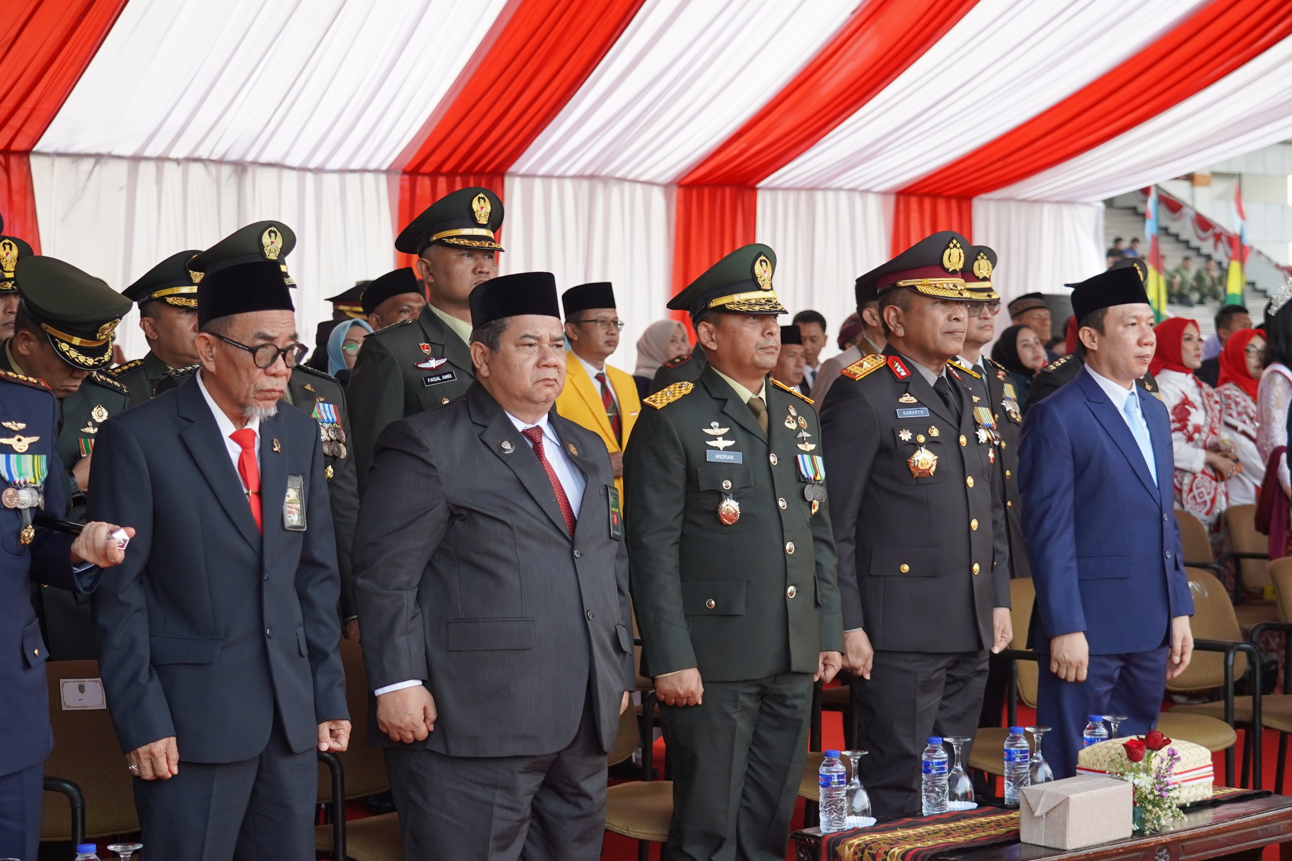 Kasdam XXI/Radin Inten Hadiri Penurunan Bendera HUT ke-81 RI di Lampung, Kapolda Jadi Inspektur Upacara