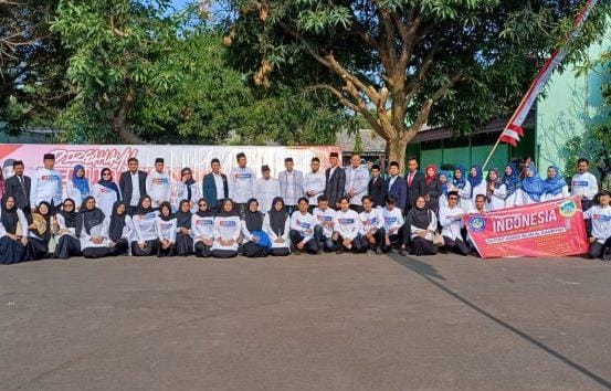 Ribuan Peserta dari 12 Lembaga Pendidikan di Bawah Al-Khairiyah Cilegon Peringati HUT RI ke-81 dengan Pawai Kebangsaan