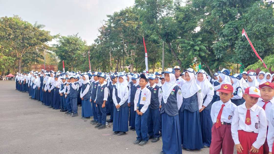 364 Siswa SMP Negeri 8 Lahat Ikuti Upacara Penurunan Bendera HUT ke-81 RI, Kepsek Tekankan Pendidikan Karakter