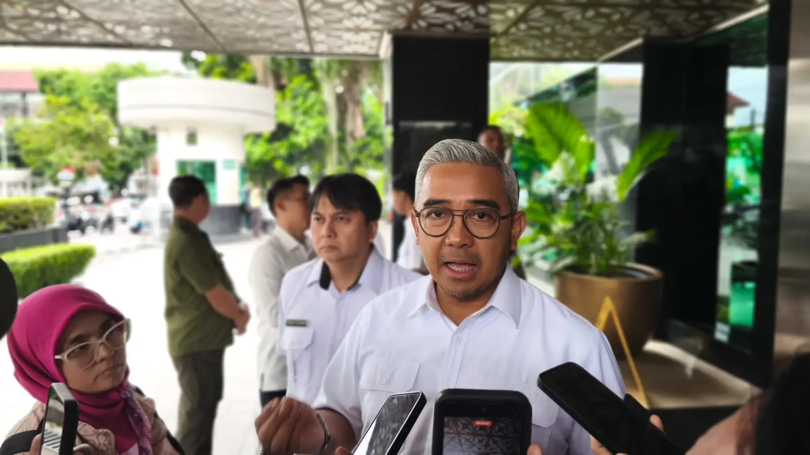 Pohon Dikuliti di Jalan Pahlawan Bandung, Wali Kota Farhan Bentuk Tim Khusus Pengawas Taman Lalu Lintas