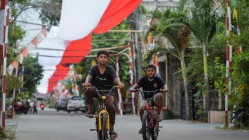 Warga Cukanggalih Tangerang Kibarkan Bendera Merah Putih 81 Meter di Curug untuk HUT ke-81 RI