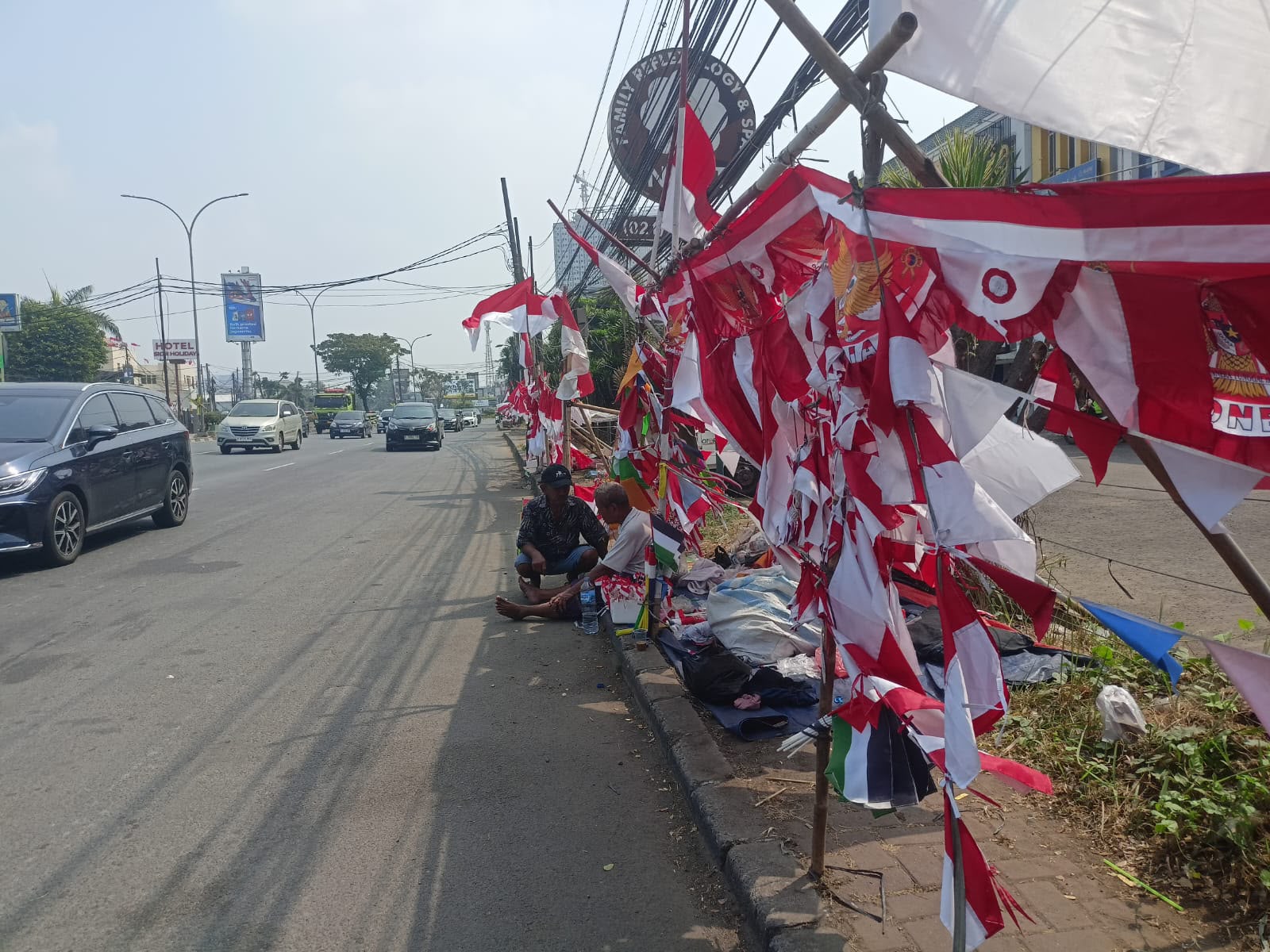 Omzet Pedagang Bendera Merah Putih di Tangsel Anjlok 50 Persen, Pembeli Sepi di Pamulang hingga Serpong Utara