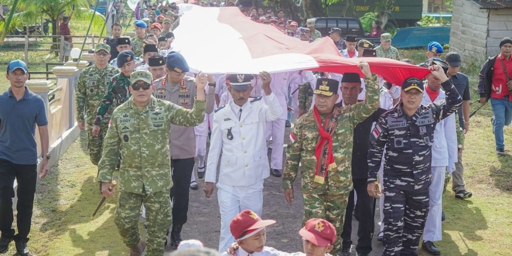 Kirab Merah Putih 500 Meter di Negeri Aboru Haruku Warnai HUT ke-81 RI, Pangdam Pattimura dan Wagub Maluku Ikut Serta