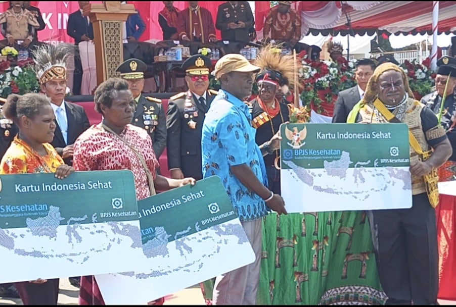 Gubernur Papua Tengah Serahkan Manfaat Koharussehat-JKN ke Warga Nabire, 50.000 Peserta Tercatat