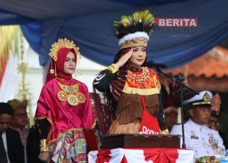 Bupati Brebes Kenakan Pakaian Adat Papua Saat Pimpin Upacara HUT RI ke-81, Ini Pesan yang Disampaikan
