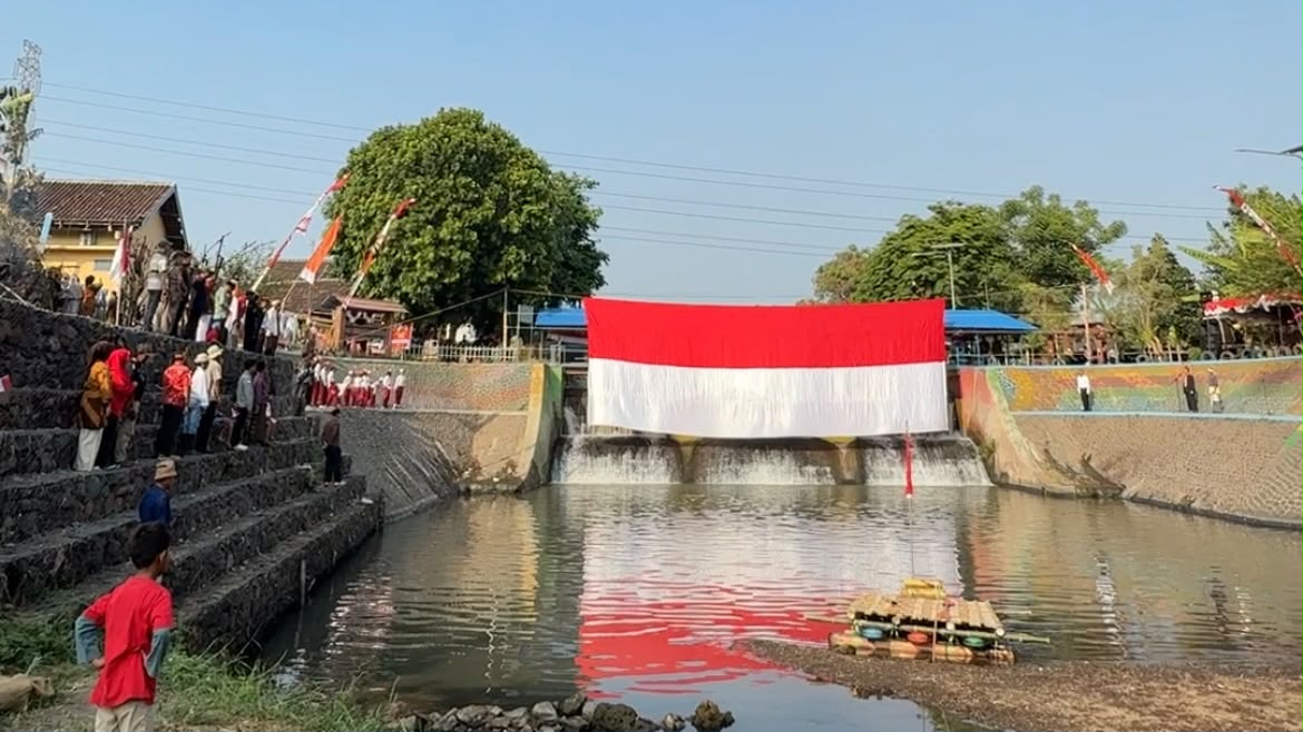 Bendera 17 Meter Berkibar di Atas DAM Pleret, Upacara HUT RI ke-81 Digelar di Tengah Sungai Welang