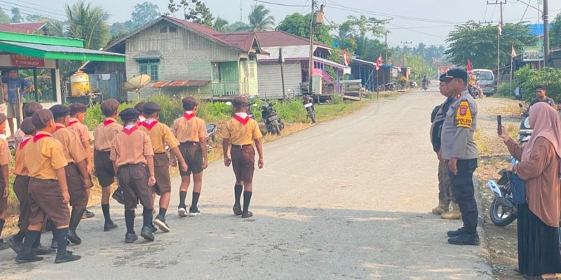 Polsek Tanjung Palas Barat Kerahkan Personel Amankan Rute Lomba Gerak Jalan HUT ke-81 RI di Desa Long Beluah