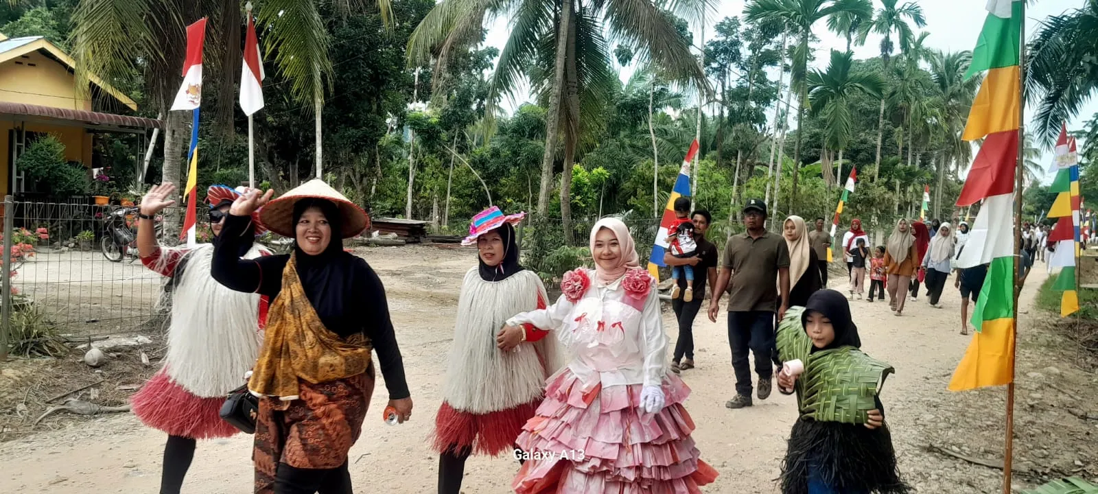 Ratusan Warga Gampong Babussalam Aceh Utara Ramaikan Pawai Budaya HUT ke-81 RI, Diakhiri Hiburan Kuda Kepang