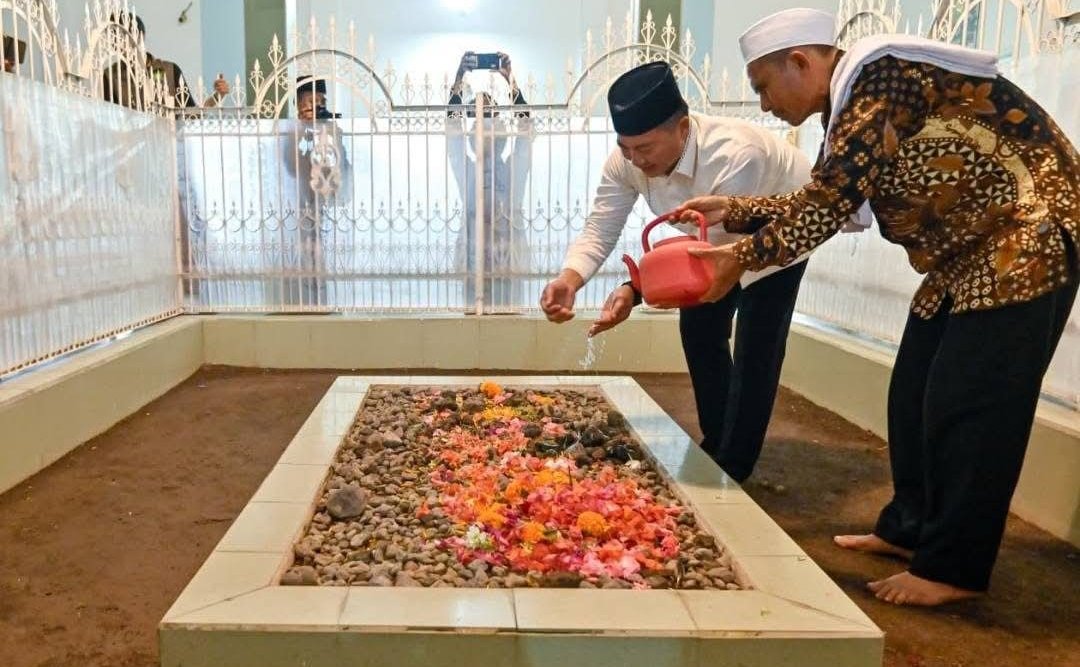 Gubernur NTB Lalu Muhamad Iqbal Ziarah ke Makam Pahlawan Nasional Maulana Syaikh di Pancor, Doa dan Tabur Bunga di Pusara