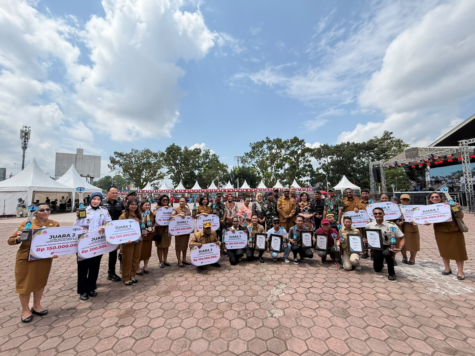 Bupati Mimika Johannes Rettob Tutup HUT ke-81 RI dengan Hiburan Rakyat dan Penyerahan Hadiah Lomba