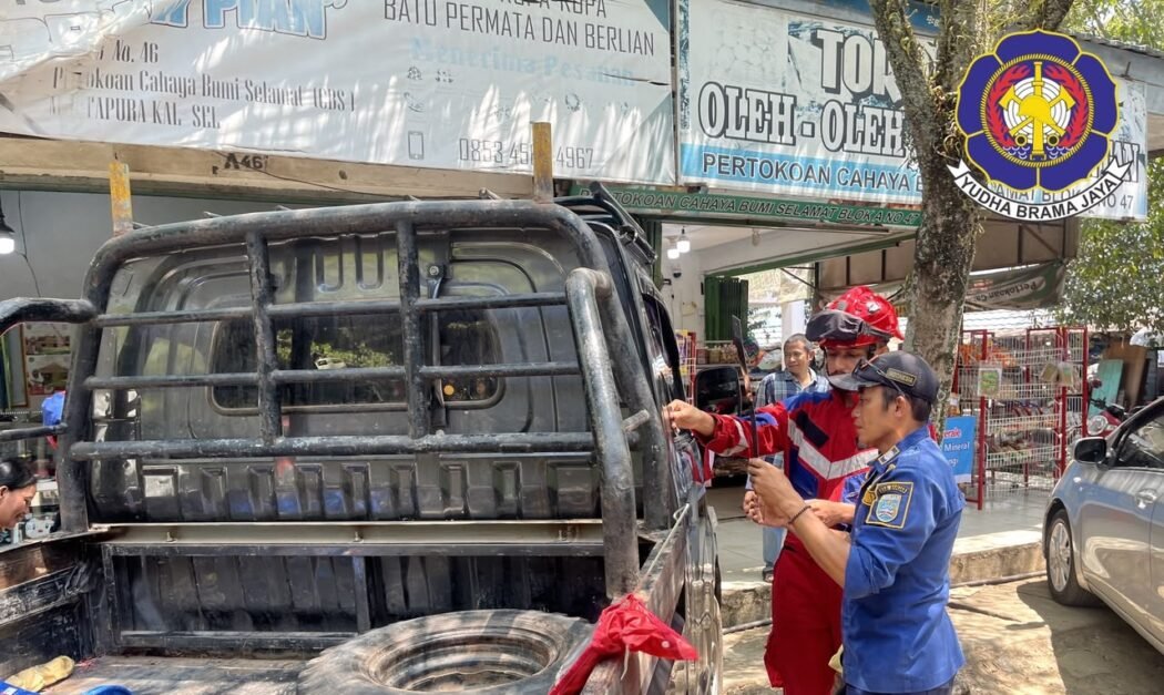 Sopir Pick Up di Martapura Panik Kunci Tertinggal di Mobil, Damkar Banjar Turun Tangan dengan Alat Rescue