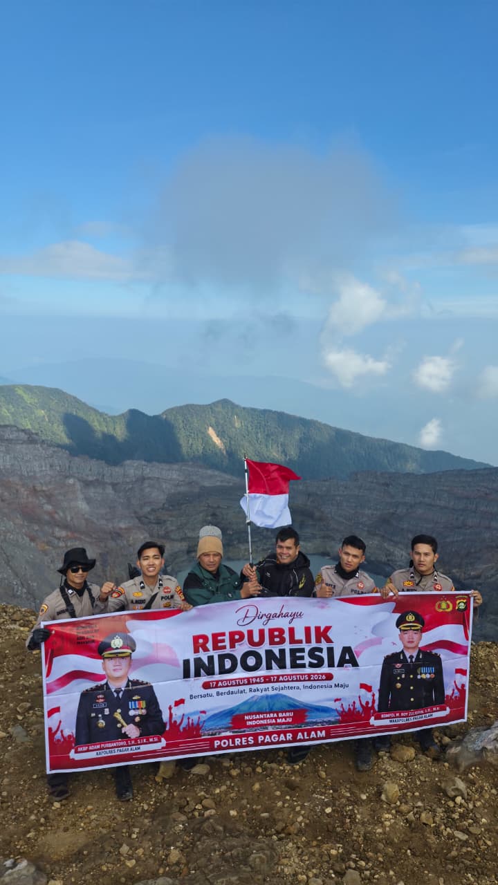 Peringatan HUT ke-81 RI di Puncak Gunung Dempo: Polres Pagaralam dan 500 Peserta Bentangkan Bendera 2.026 Meter