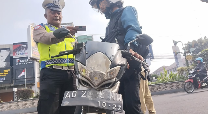 Razia Pajak Salatiga: Stiker Scotlite Dipakai Ganti Angka 2 Jadi 7 di Plat Motor