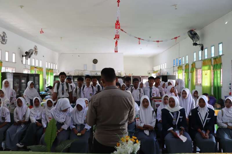 Sat Binmas Polres Touna Kenalkan Super App Polri ke Pelajar SMAN 2 Ampana Kota, Ini Cara Daftarnya